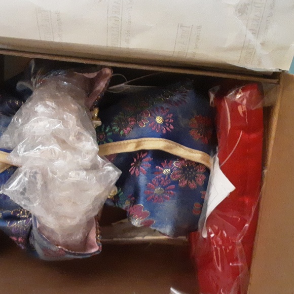 Ashton-Drake Galleries "Dream of Respect" Doll - Picture 3 of 5